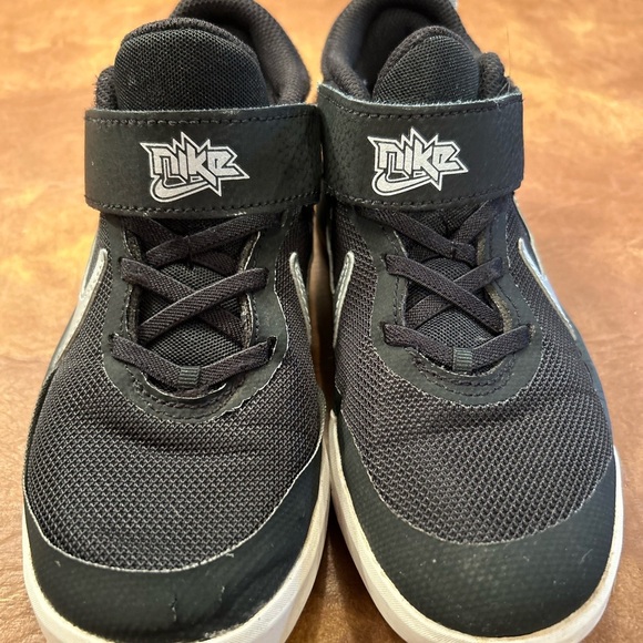 Boys Nike running shoes - Picture 2 of 3